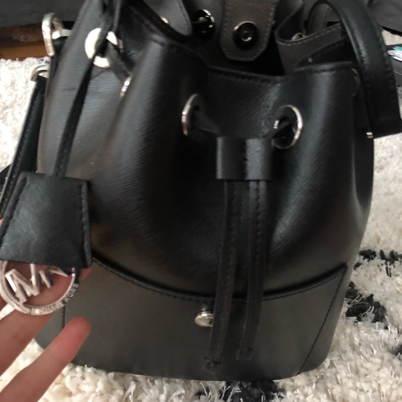 MICHAEL KORS BUCKET BAG - Picture 2 of 5